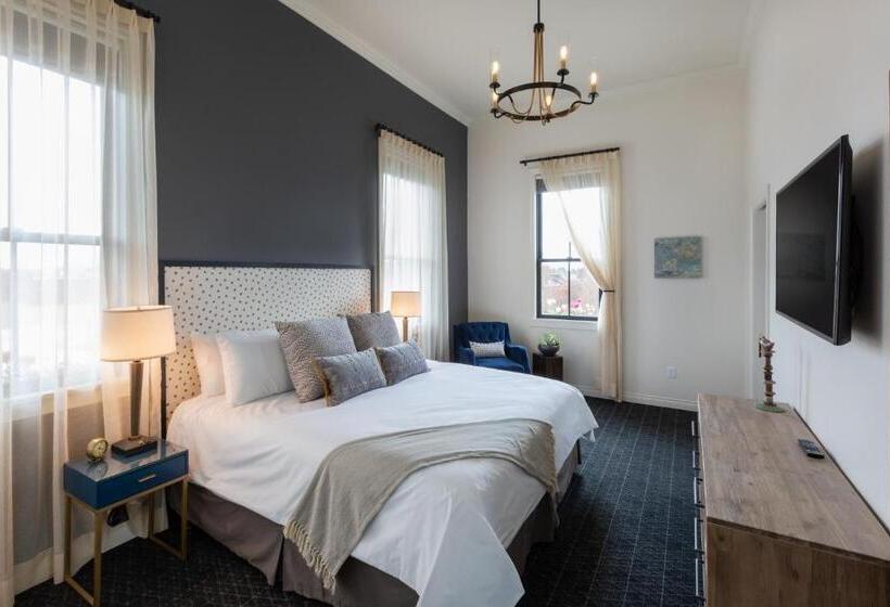 阁楼套房, Atticus