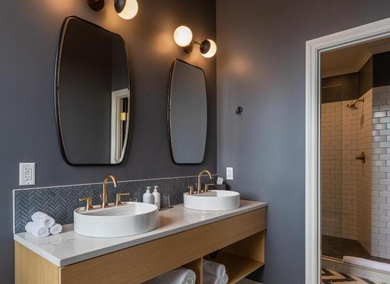 阁楼套房, Atticus