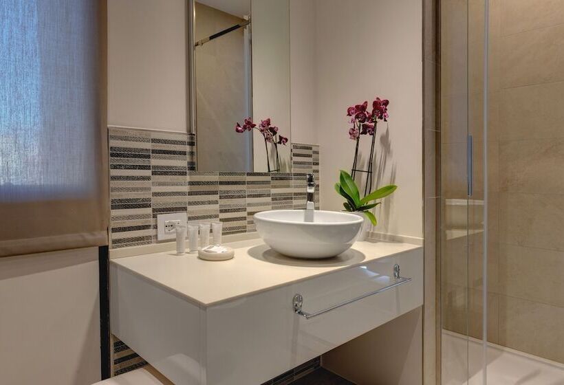 חדר סופריור לשלושה, Fly Deco