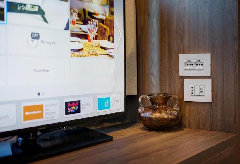 חדר סופריור לארבעה, Fly Deco