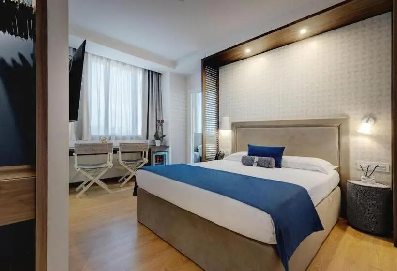 Camera Quadrupla Superiore, Fly Deco