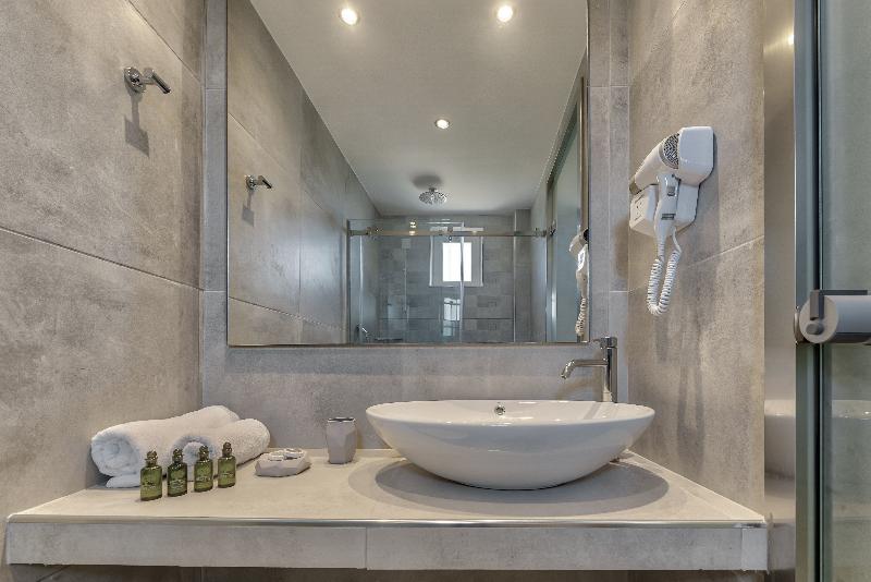 חדר סופריור לארבעה, Fly Deco