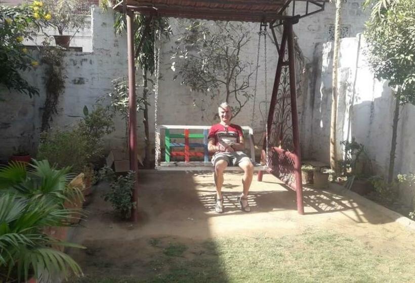 디럭스 룸, Abhay Villas Guest House