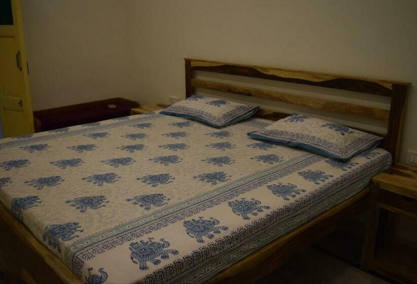 디럭스 룸, Abhay Villas Guest House