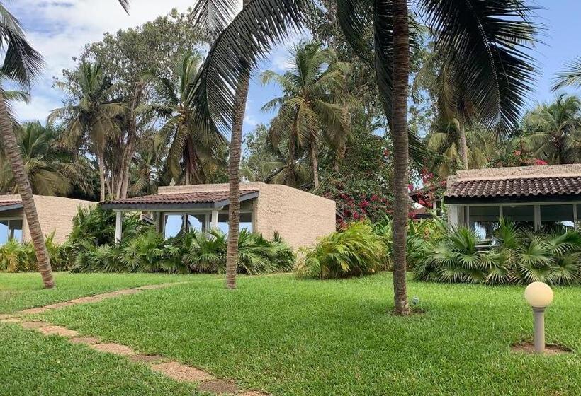 اتاق استاندارد با چشمانداز دریاچه, Coucoue Lodge