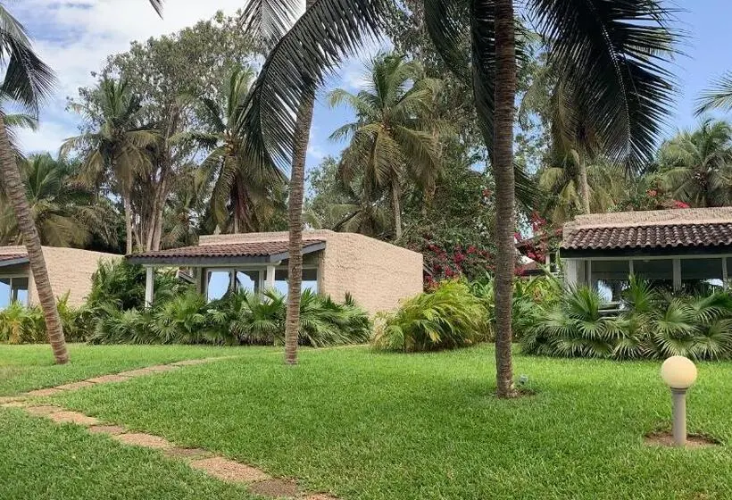 اتاق استاندارد با چشمانداز دریاچه, Coucoue Lodge