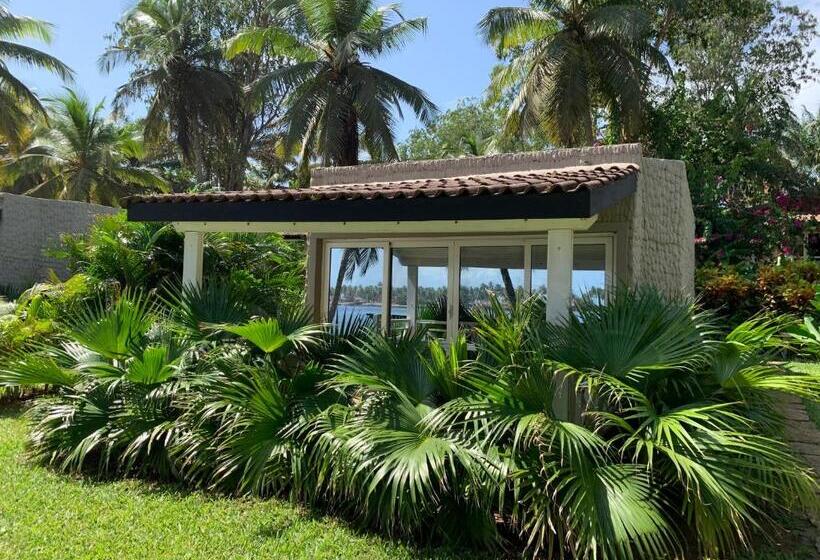 اتاق استاندارد با چشمانداز دریاچه, Coucoue Lodge