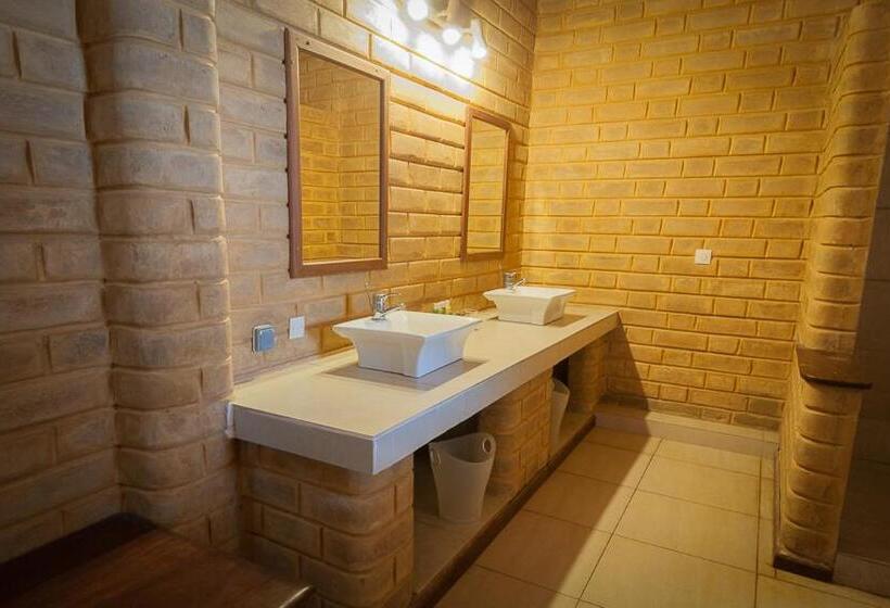 اتاق خانوادگی با چشمانداز دریا, Coucoue Lodge