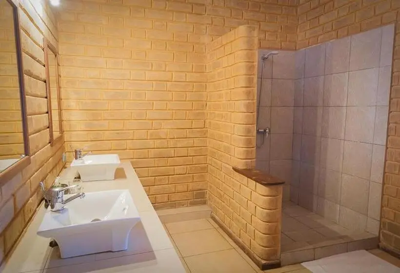 اتاق خانوادگی با چشمانداز دریا, Coucoue Lodge