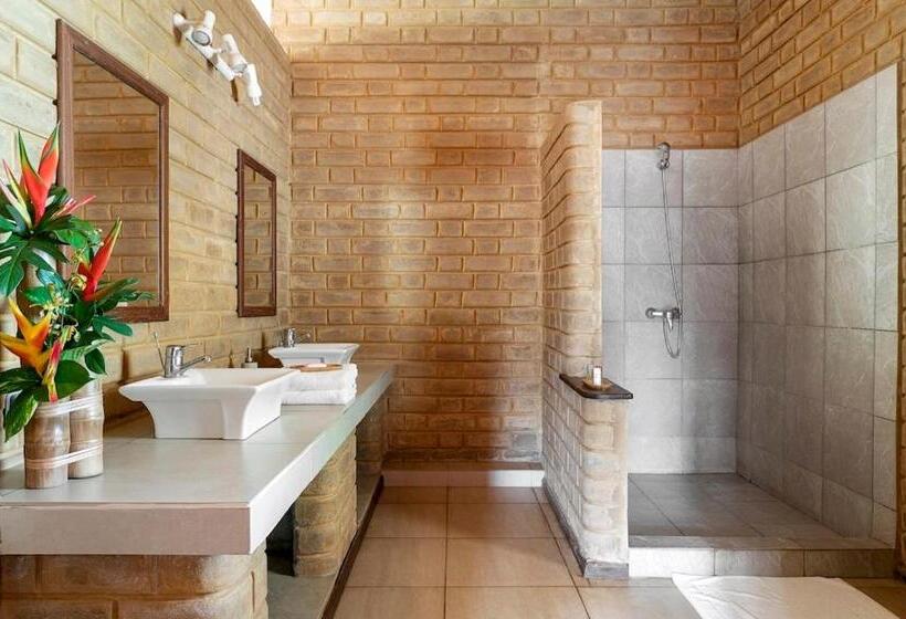 اتاق خانوادگی با چشمانداز دریا, Coucoue Lodge