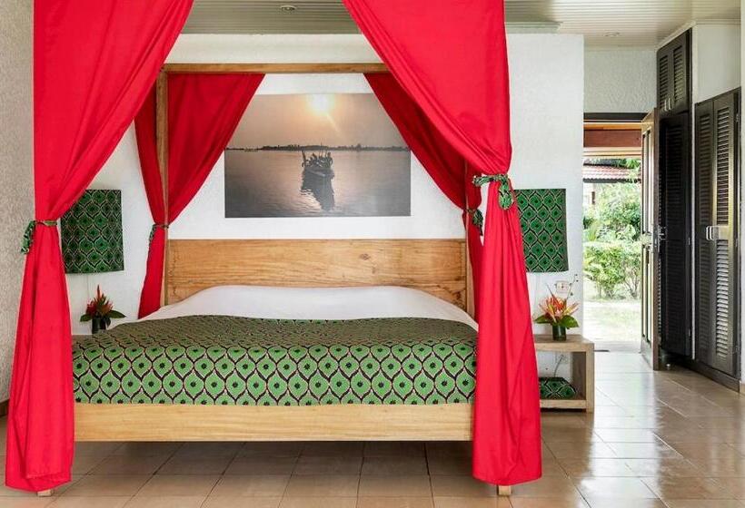 اتاق استاندارد با چشمانداز دریاچه, Coucoue Lodge