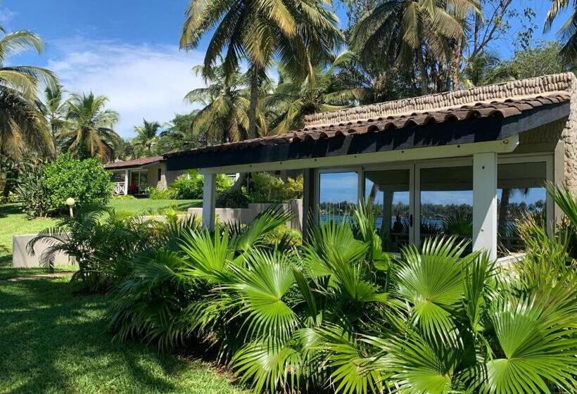 اتاق استاندارد با چشمانداز دریاچه, Coucoue Lodge