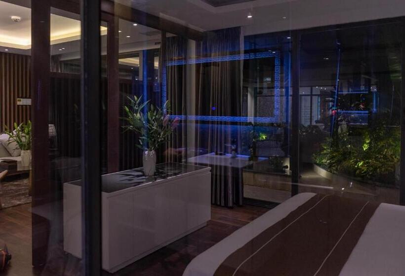 سوئیت جونیور با چشم‌انداز باغ, Kp