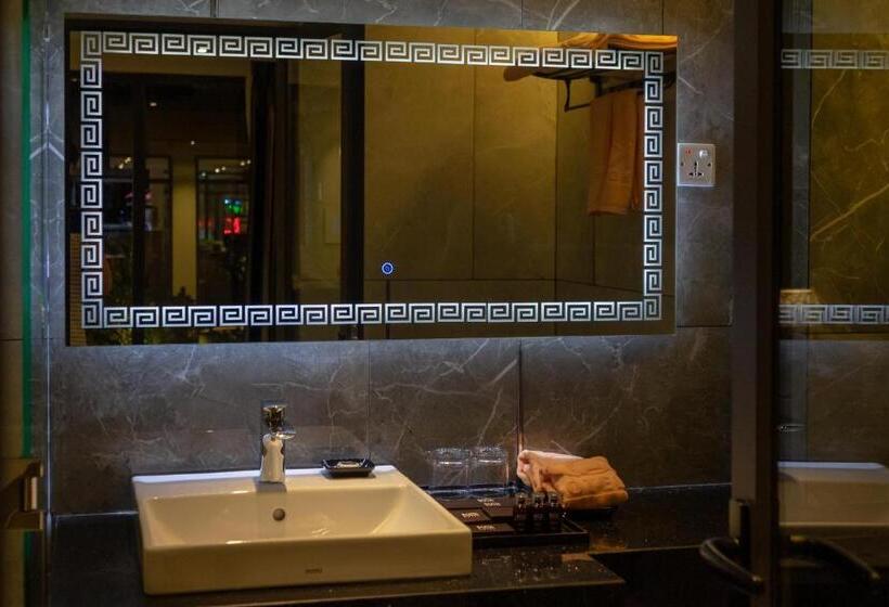 سوئیت جونیور با چشم‌انداز باغ, Kp