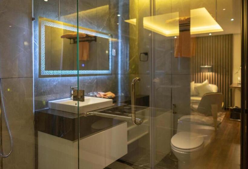 سوئیت جونیور با چشم‌انداز باغ, Kp