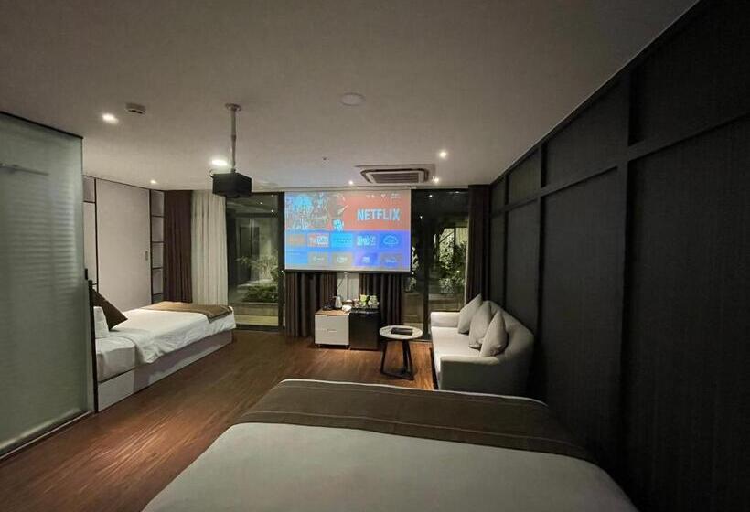 اتاق خانوادگی با چشم‌انداز باغ, Kp