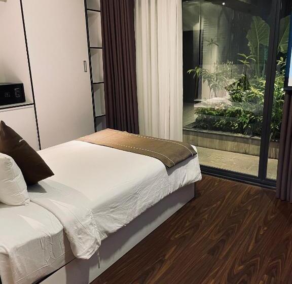 اتاق خانوادگی با چشم‌انداز باغ, Kp