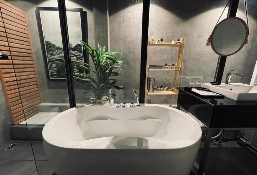 اتاق خانوادگی با چشم‌انداز باغ, Kp