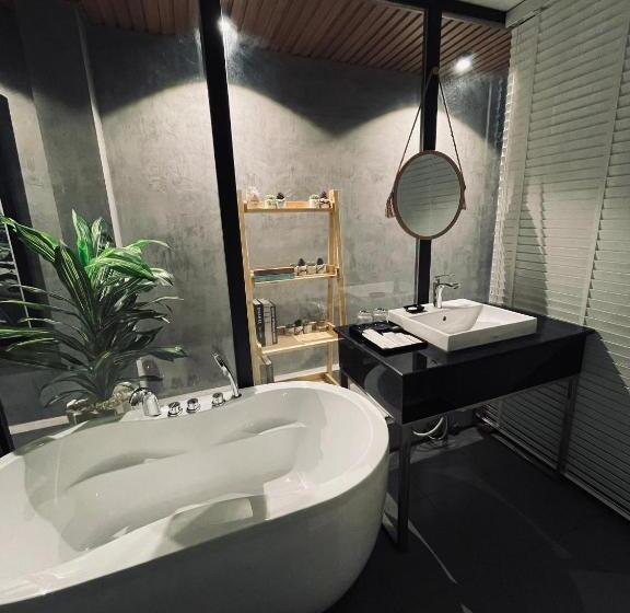 اتاق خانوادگی با چشم‌انداز باغ, Kp