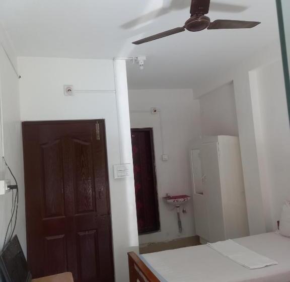 베이직 3인 룸, Parisha Residency  Temple Side