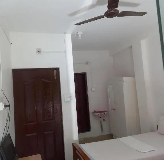 Basic Kolmen Hengen Huone, Parisha Residency  Temple Side