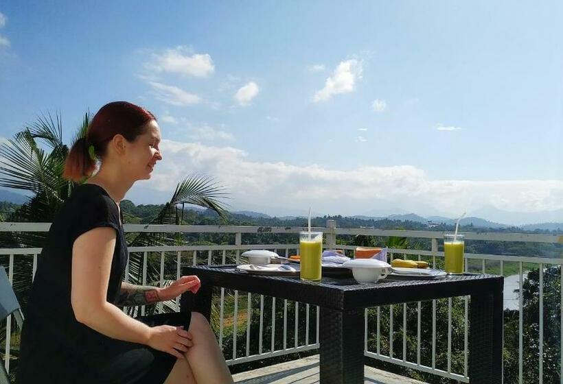 带景观的三人标准房间, Mahaweli View Inn