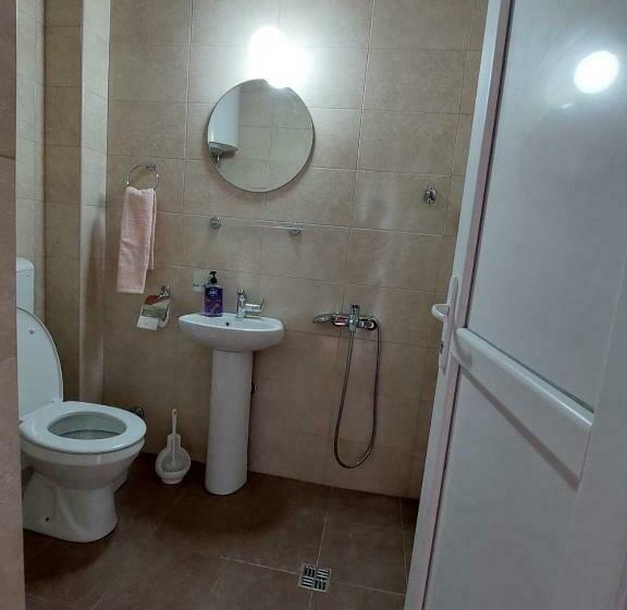 Standaard Vierpersoonskamer, Airport Home Radinovic