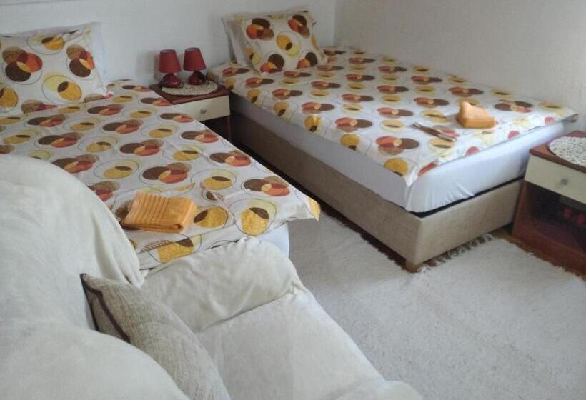 StandaardKamer, Airport Home Radinovic