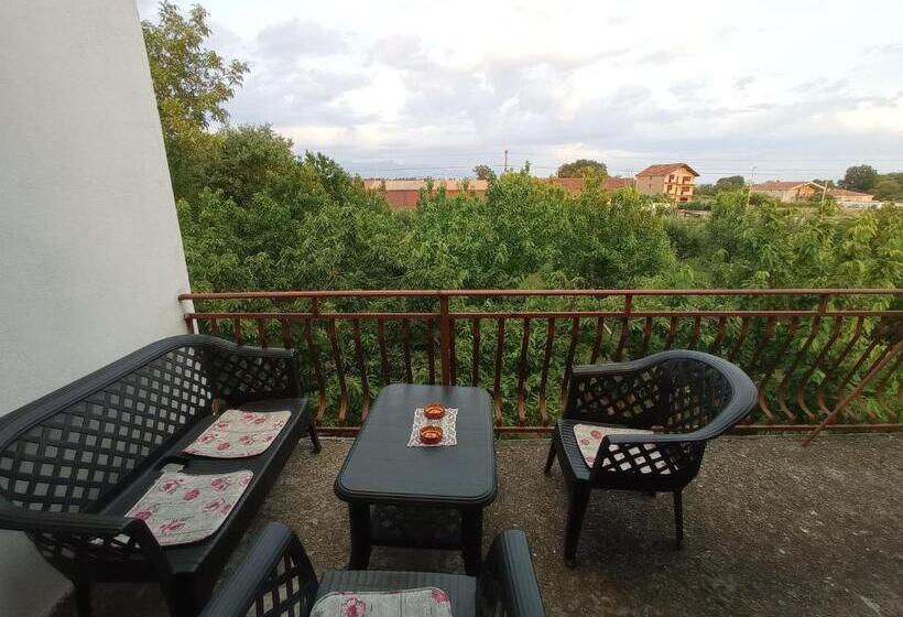 Standaard Vierpersoonskamer, Airport Home Radinovic