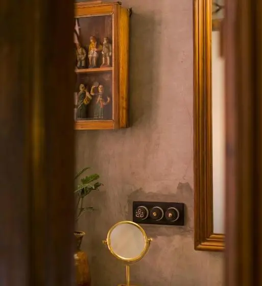 سوئیت با بالکن, Calcutta Bungalow