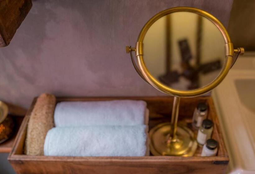 سوئیت با بالکن, Calcutta Bungalow