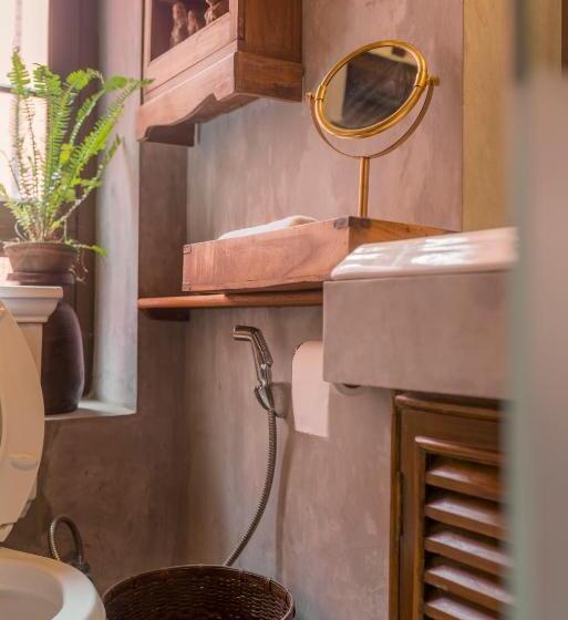 سوئیت با بالکن, Calcutta Bungalow