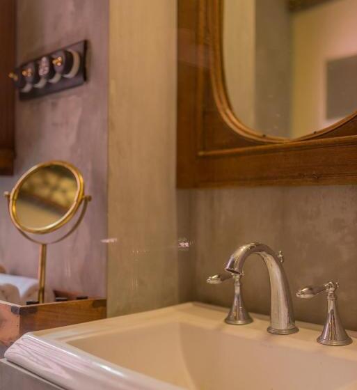 سوئیت با بالکن, Calcutta Bungalow