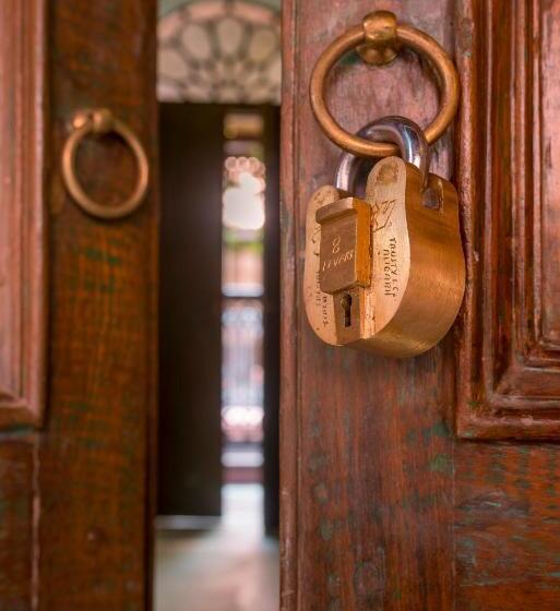 اتاق لوکس, Calcutta Bungalow