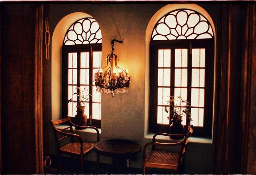 سوئیت با بالکن, Calcutta Bungalow