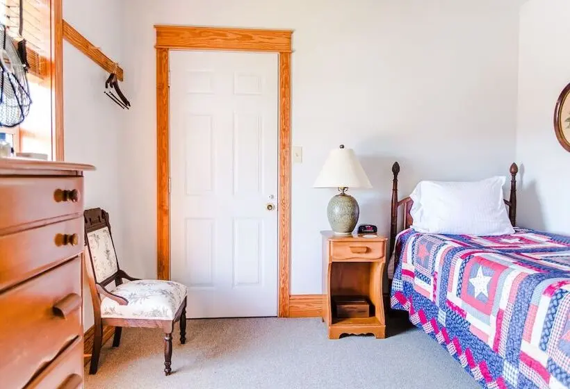 سوییت خانوادگی, Roanoke Island Inn