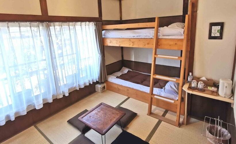 חדר משפחתי, Komatsuya