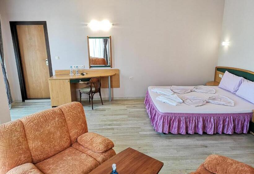 جناح جونيور, Empera