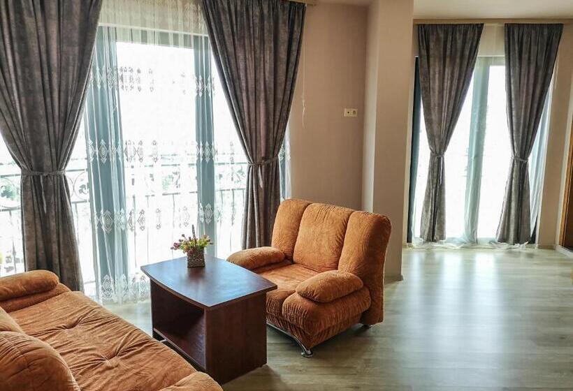 جناح جونيور, Empera