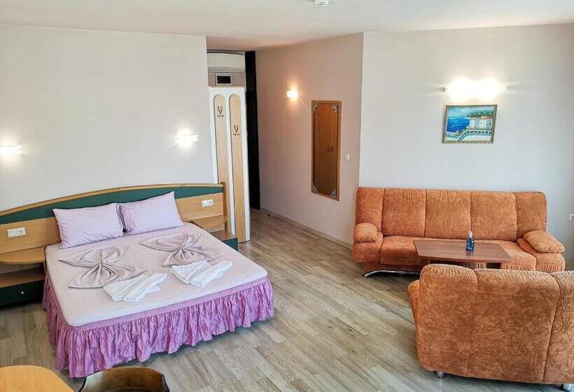 جناح جونيور, Empera