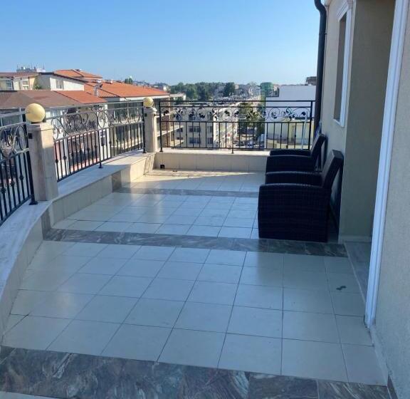 شقة غرفة واحدة, Empera