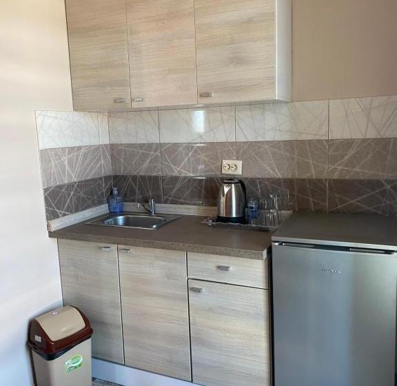 شقة غرفة واحدة, Empera