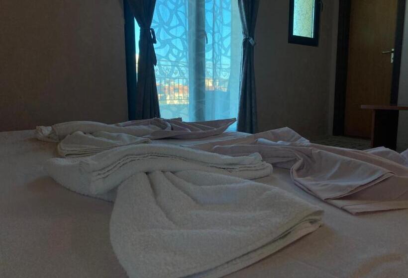 شقة غرفة واحدة, Empera