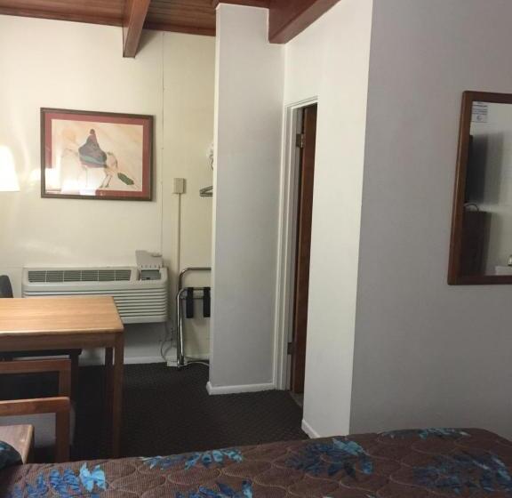 标准单人间, Lazy U Motel