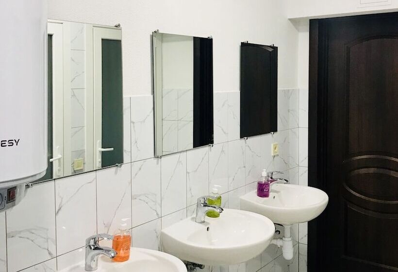 اتاق استاندارد سه تخته با بالکن, Pid Vysokym Zamkom Hostel