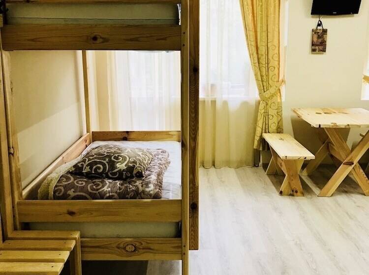اتاق استاندارد سه تخته با بالکن, Pid Vysokym Zamkom Hostel