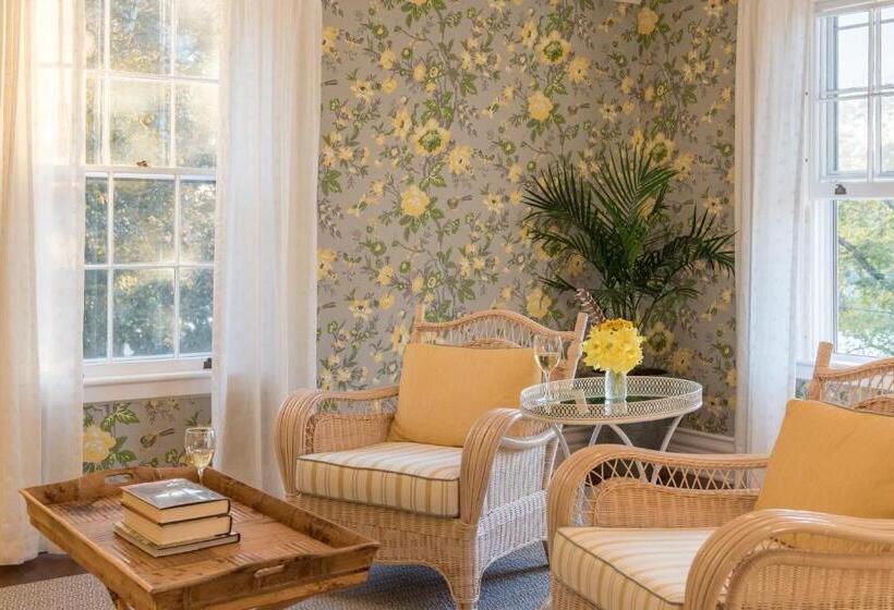 מיטת קינג בסוויטה, Margin Street Inn