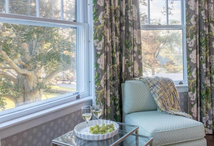 מיטת קינג בסוויטה, Margin Street Inn