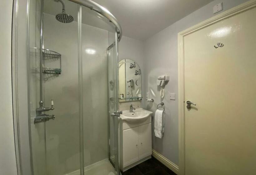 חדר דחוקס עם מיטת קינג, Flambards