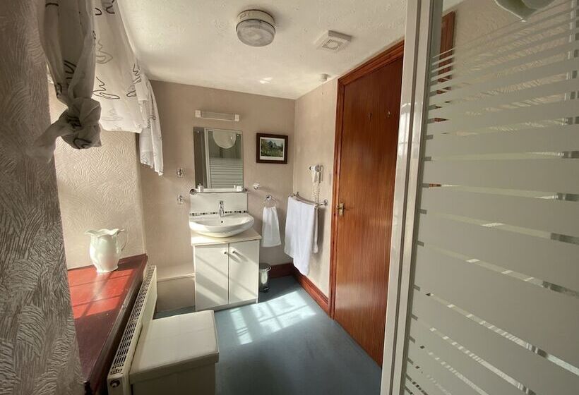 חדר משפחתי, Flambards